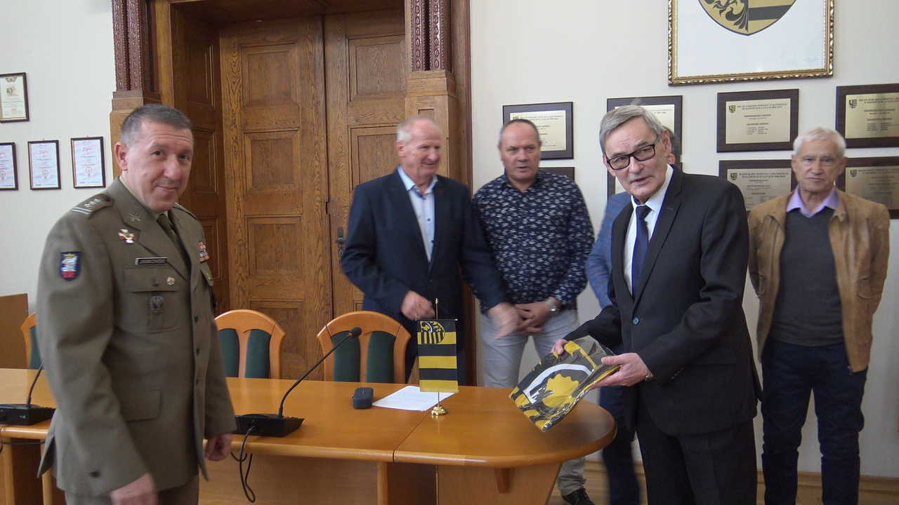 UROCZYSTE WRĘCZENIE SYMBOLI POWIATU